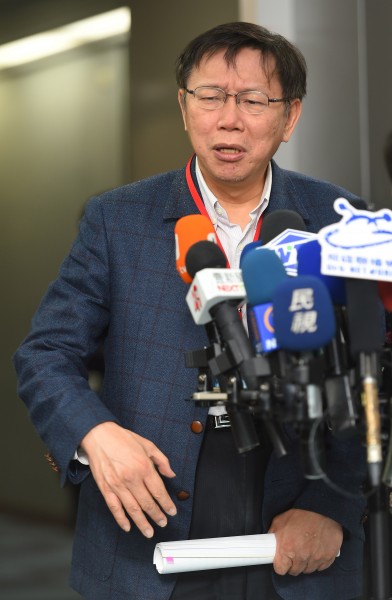 媒體問柯文哲，是否下一位約談對象是鴻海董事長郭台銘？只見柯文哲直言：「等我氣消了再說吧！」（記者張嘉明攝）