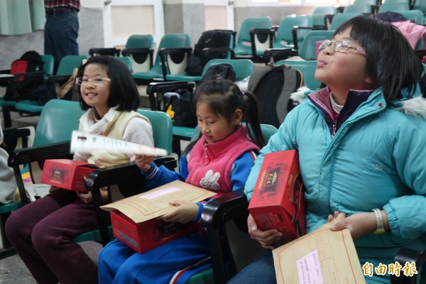 彰化縣土庫國小四年級學生到北斗國小遊學三天，北斗國小校長許木村送給小朋友當地肉圓特產與襪子。（記者劉曉欣攝）