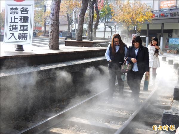 新竹市火車站前廣場的火車汽笛聲響和噴水器及鐵軌雲霧蒸氣回來了，本週起每週六、日傍晚五點到八點將重現汽笛聲及水霧鐵軌經典場景。（記者洪美秀攝）