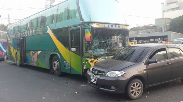 彰化縣大城鄉發生達德商工外包交通車與自小客車的車禍，造成兩人輕傷，肇事原因釐清中。（照片取自吳淑娟臉書）