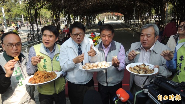 屏東縣長潘孟安（左三）等人帶頭吃雞料理。（記者羅欣貞攝）