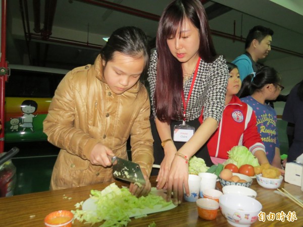 網路部落客到宜蘭家扶中心分享廚藝，希望這群小大人能學會自己照顧自己的能力。（記者王揚宇攝）