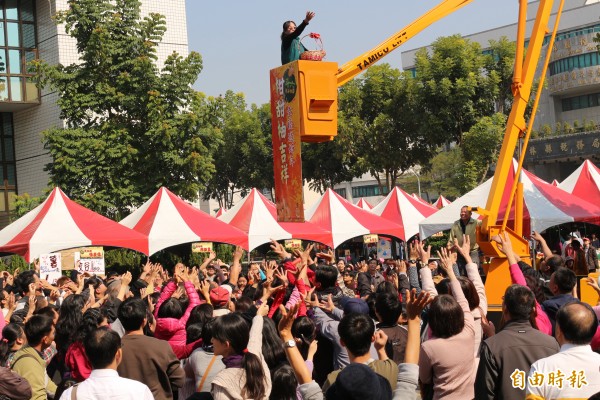 斗六市長謝淑亞灑紅包，眾人爭搶。（記者詹士弘攝）