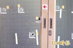 高市隱藏新興區大樓的一處流動賭場，遭歹徒槍擊連開13槍，大門上彈痕累累。（記者黃良傑攝）