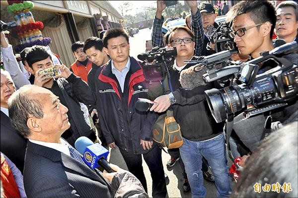 王金平（左）弔唁殉職勇消，「消防員工作權益促進會」副理事長余宗翰（右）突然攔路為全國消防弟兄請命。（記者李容萍攝）