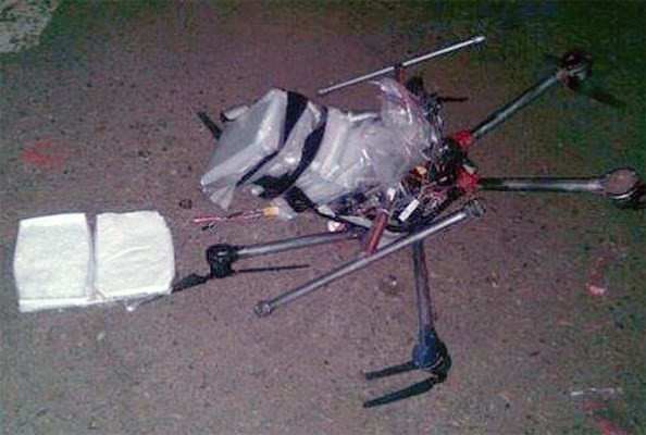 墨西哥警方發現一架企圖運毒過美墨邊境的無人機墜毀在停車場。（照片擷取自BizTek Mojo）