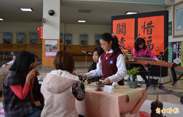 大里區爽文國中品茗社今天下午舉行成果發表，社員熟練的泡茶請義工、師長喝。（記者陳建志攝）