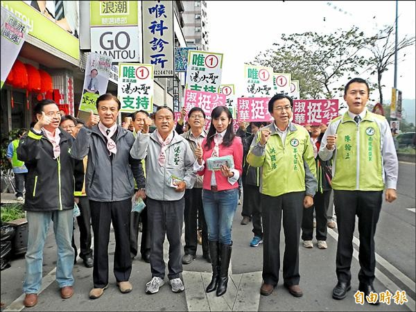 民進黨台北市議員許淑華昨為同黨籍南投立委候選人湯火聖助選，由於許與國民黨立委候選人許淑華同名同姓，綠營順勢喊出「淑華挺火聖」的口號。（記者陳信仁攝）