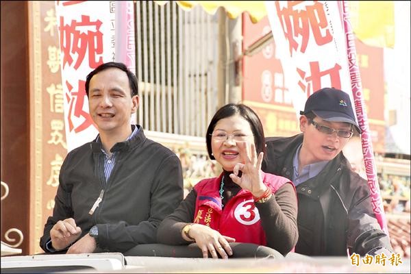 國民黨主席朱立倫（左）昨早陪同黨籍立委候選人廖婉汝在東港鎮掃街。（記者陳彥廷攝）