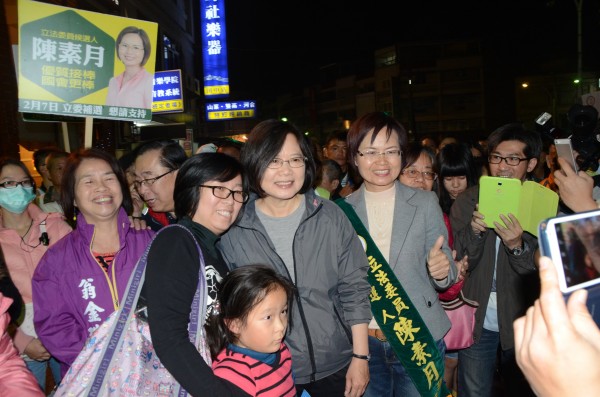 蔡英文昨晚陪同陳素月到田中夜市拜票，受到選民包圍，現場寸步難行。（資料照，記者顏宏駿攝）