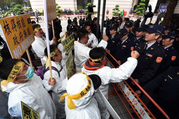 全國能源會議今天（26日）在台北國際會議中心舉行，宜蘭、南澳鄉親及反核團體等在場外抗議，反對放置核廢料，警方以人牆阻隔欲進入會場的抗議民眾。（記者簡榮豐攝）