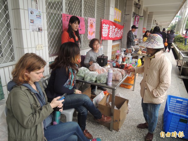 文正國小今天的校園巿集，來了不少民眾熱心贊助農產等義賣，幫助學童圓夢。（記者陳燦坤攝）