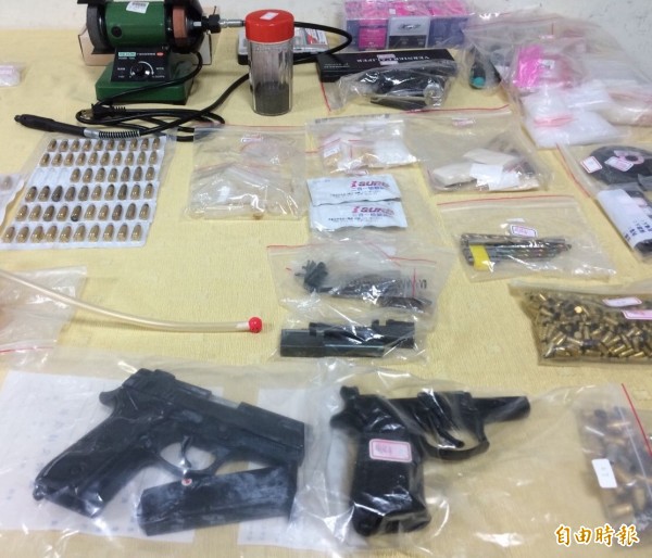 霧峰分局警方逮捕周姓毒販，查獲改造手槍、子彈和大批改造工具。（記者陳建志攝）