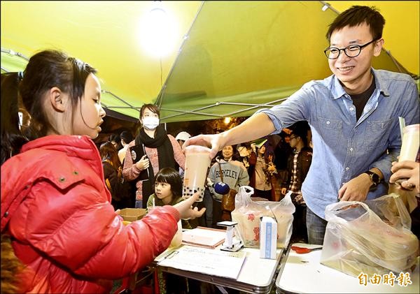 選前打賭馬英九敗選也不辭黨魁，林飛帆願賭服輸，昨晚兌現承諾發送珍奶。（記者朱沛雄攝）