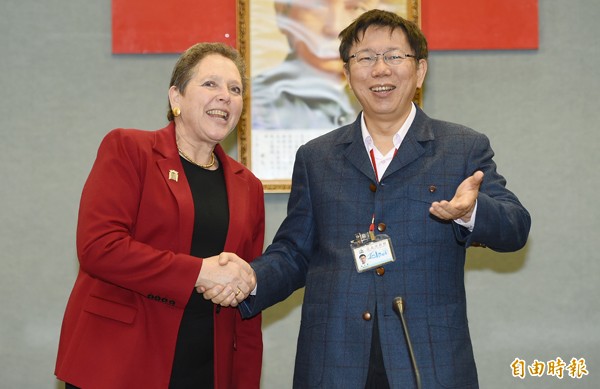 台北市長柯文哲（右）、英國交通部長克拉瑪爵士（Baroness Kramer）（左）。（記者張嘉明攝）