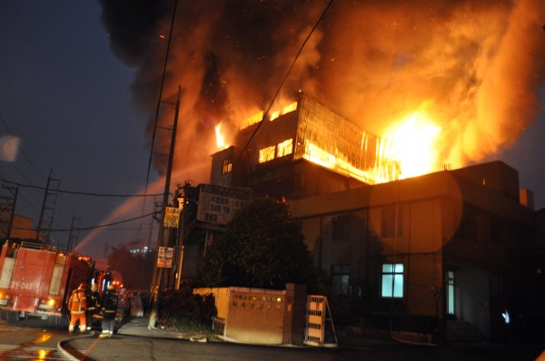 桃園市中壢工業區內一家工廠昨爆炸失火，四樓以上建物被火舌燒得通紅，濃煙四竄，相當嚇人。（記者李容萍攝）