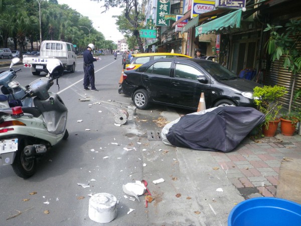 盧男酒後駕車失控連撞路旁5輛汽機車後逃逸。（記者方志賢翻攝）