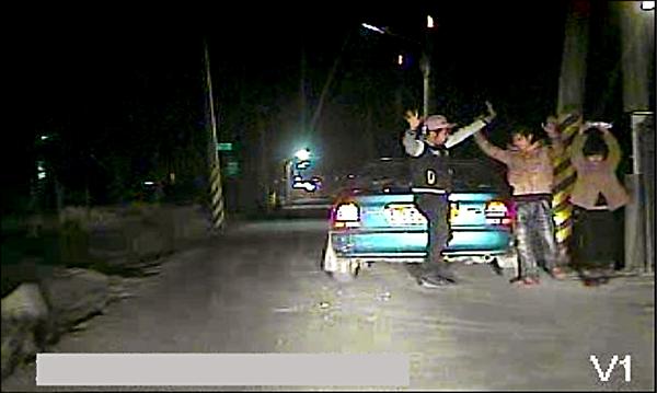 警方在山區產業道路，逮獲4男1女及偷來的贓車。（警方提供）