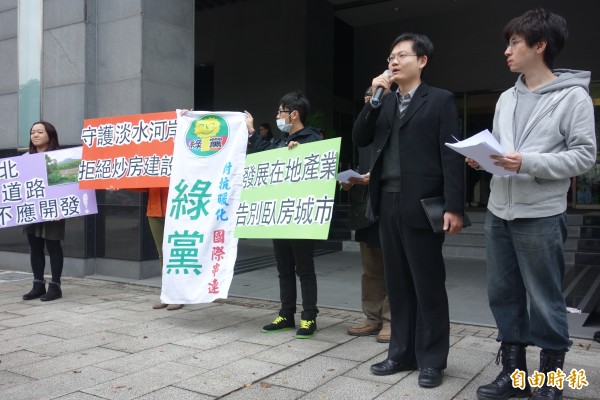 民間團體今於環評大會中抗議，要求環委駁回淡北道路案。（記者蔡穎攝）