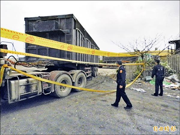 環保警察跟監堵住非法棄土場出入口、逮捕司機。（記者鄭旭凱攝）