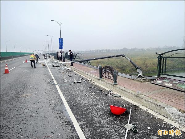 肇事車輛自撞後彈到路中央，將麻善大橋護欄撞落約卅米寬，車體也面目全非。（記者劉婉君攝）