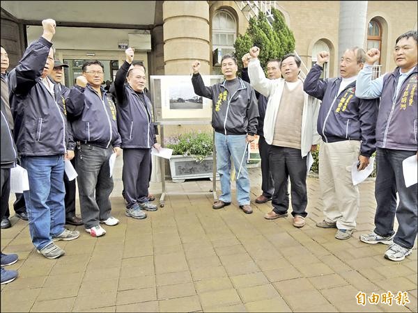 后里地方人士齊聚抗議花博換址。（記者張軒哲攝）