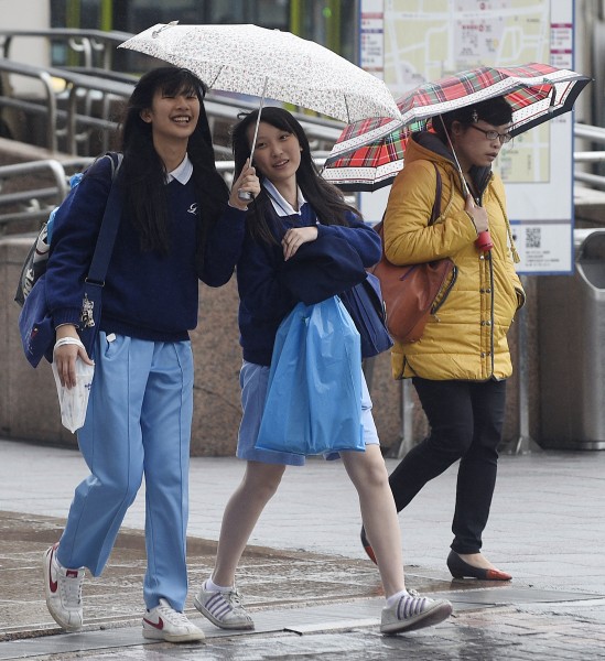 受到東北季風影響，台灣北部降雨機率增加，氣象局提醒入夜氣溫偏涼，民眾外出除了攜帶雨具，更要注意保暖。（資料照，記者陳志曲攝）