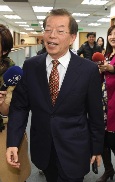 行政院前院長謝長今天出席中常會，回答是否參選北市立委的提問。（記者劉信德攝）