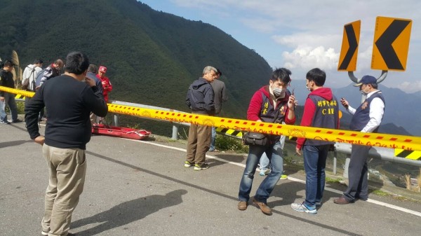 警方在阿里山區搜尋遺體。（記者余雪蘭攝）
