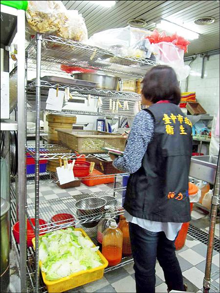 衛生局抽查全市44家餐廳原始食材，昨天公佈檢驗結果，有17家餐廳被檢出19件不合格，不乏是五星級餐廳。（衛生局提供）