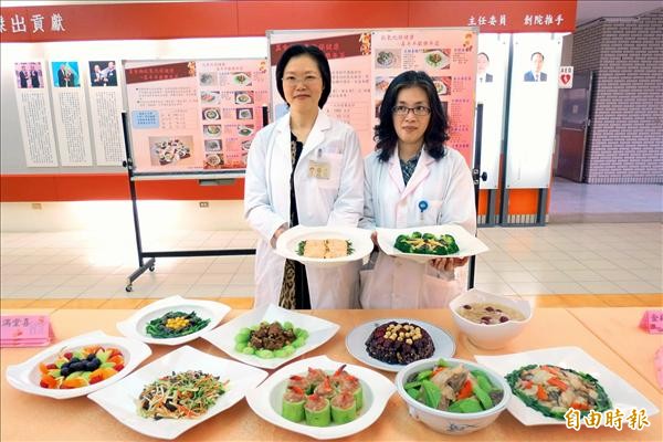 台中榮總推出十二道養生年菜，供民眾參考。（記者蘇金鳳攝）