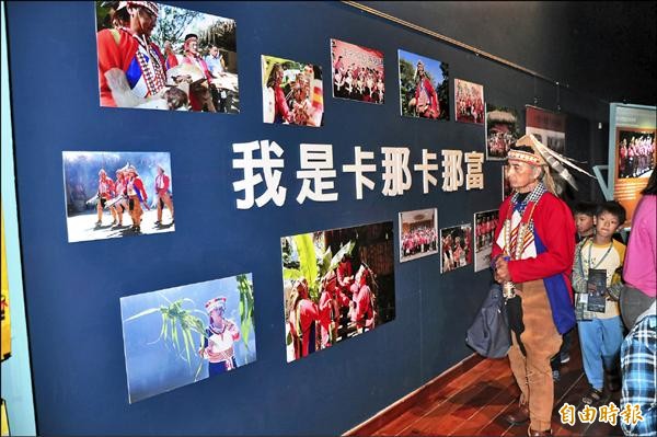 史前館舉辦「拉阿魯哇、卡那卡那富族」特展，一位族人參觀展覽內容。（記者黃明堂攝）