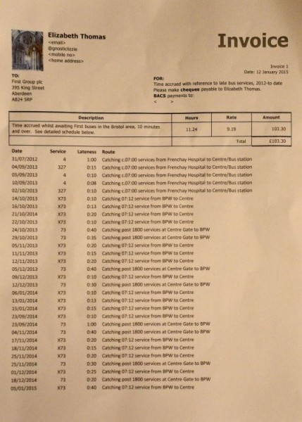 英國一名婦人紀錄下過去兩年多公車誤點時間，開成收據，向公車營運公司求償。（圖擷取自《都市報》）