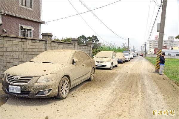 50公尺外的車輛全成泥巴車。（記者鄭淑婷攝）