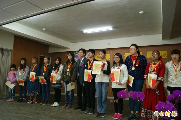台東33名弱勢家庭學生獲頒普仁獎助學金。（記者王秀亭攝）