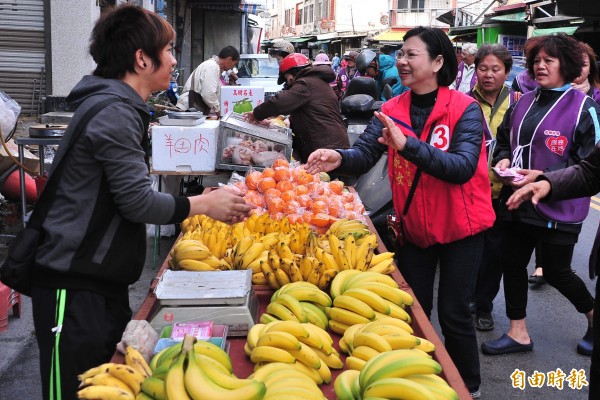 廖婉汝一早在恆春市場拜票。（記者蔡宗憲攝）