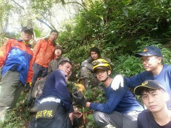 台東縣消防局靠著大學生提供的GPS定位，成功找到三人，並將三人平安帶下山。（記者王秀亭翻攝）