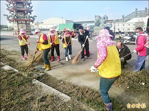 麥寮宵仁厝社區總動員，民眾走出戶外一起打掃周遭環境。（記者鄭旭凱攝）