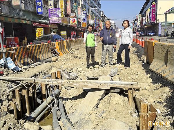 太平區宜昌路的雨水下水道遲未完工，不但影響交通，鄰近商家的生意也受影響，立委何欣純（右）、市議員張玉嬿（左）昨會勘後，要求市府儘速處理。（記者俞泊霖攝）