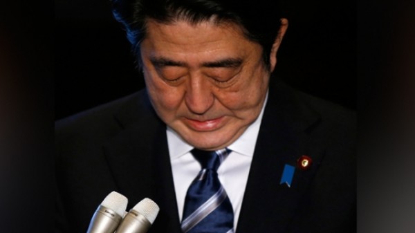 首相安倍晉三今晨出面表示，為受害者家屬悲痛，也對這種殘暴、卑劣至極的恐怖主義行徑，感到強烈憤怒。（路透）