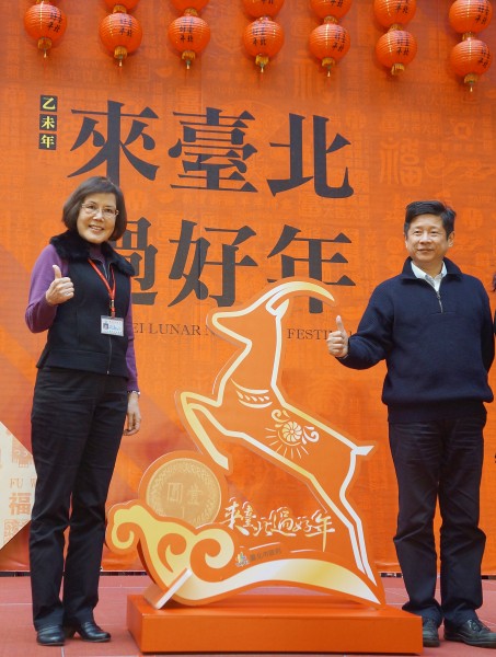 台北市長柯文哲新年不發紅包，改發「財運飛羊」發財金，將在年貨大街發放，促銷年貨買氣。（圖源自中央社） 