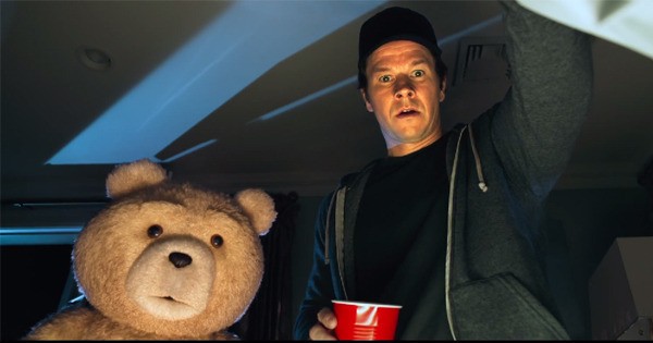 泰德準備好要幫布雷迪「打手槍」時，掀開被子瞬間被布雷迪的「巨鵰」嚇傻，甚至搞笑發光。（圖擷取自YOUTUBE）
