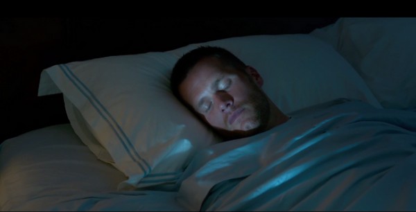 為了得到優質基因，兩傢伙竟偷襲曾獲得3次「MVP」、幫助球隊獲得4次總冠軍，新英格蘭愛國者隊的王牌四分衛湯姆布雷迪。（圖擷取自YOUTUBE）