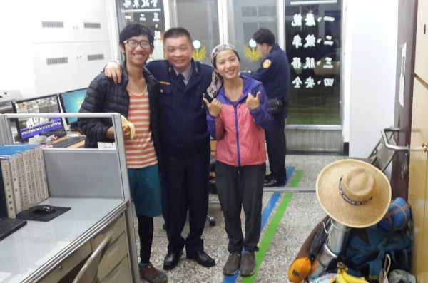 香港「傻妹」何翠紅（右）3個月內兩度徒步台灣環島旅行，巧遇岡山警分局嘉興派出所警員黃啟祥（中）熱心接待。（記者蘇福男翻攝）