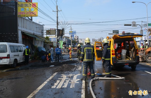 市府建設局接近中午在台中大里文心南路進行刨路工程，不慎挖破天然氣管，消防人員獲報到場戒備，工程人員則進行搶修。（記者陳建志攝）