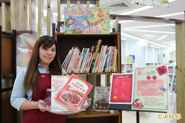 新北市立圖書館土城分館推出「年菜食譜」專區，歡迎婆婆媽媽們到訪找創意。（記者張安蕎攝）