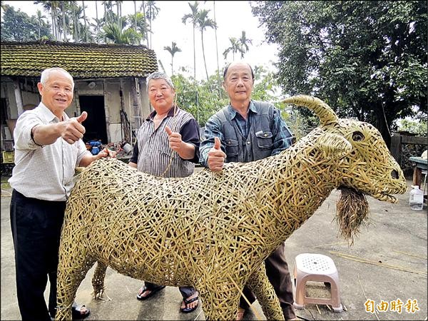 梅山鄉安靖村竹編工藝師劉明智（左起）、楊明鍾、吳文杰合力創作的大竹羊，栩栩如生。（記者余雪蘭攝）