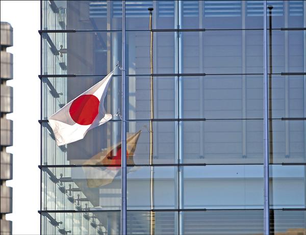 日本首相官邸二日為遇害人質降半旗致哀。（路透）
