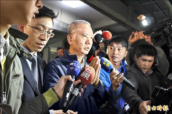 頂新製油前董事長魏應充上週一億元交保，台中高分院撤銷發回更裁，彰化地院昨重開延押庭，合議庭維持交保裁定，保釋金提高到三億元，魏應充步出法庭，雙手合十說謝謝大家，大家辛苦，祝福大家。（記者張聰秋攝）