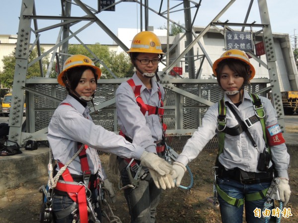 林怡君（左起）、林千雅、王甄薇被台電稱「空中女飛俠」。（記者洪臣宏攝）